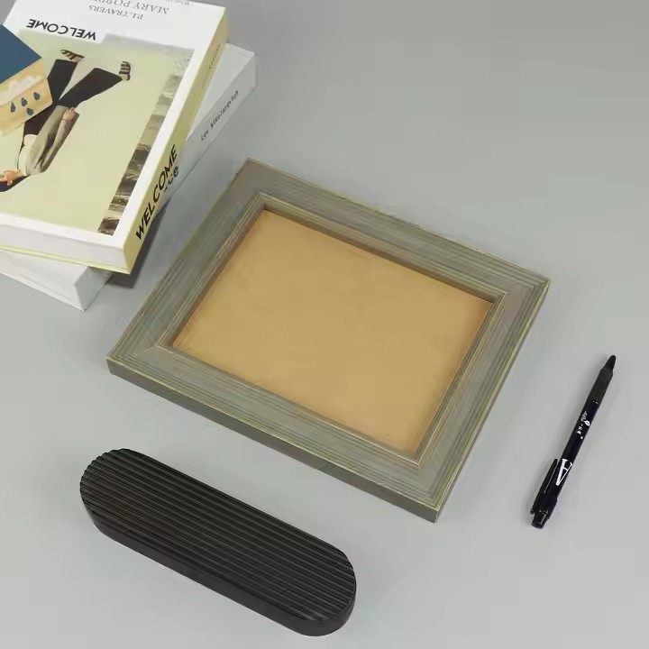 Solid Pine Color 4x6 Photo Frame Fashionable 5x7 Wall Decor Tabletop Display Customizable Natural Wood Picture Frame for Home
